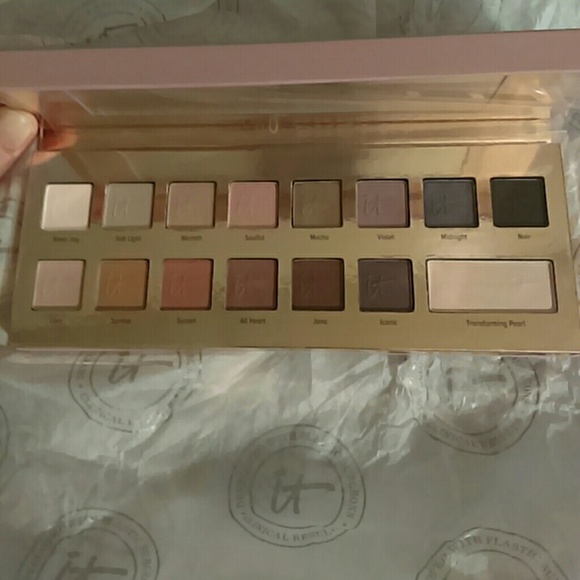 It Cosmetics Naturally Pretty pallette - Picture 3 of 4